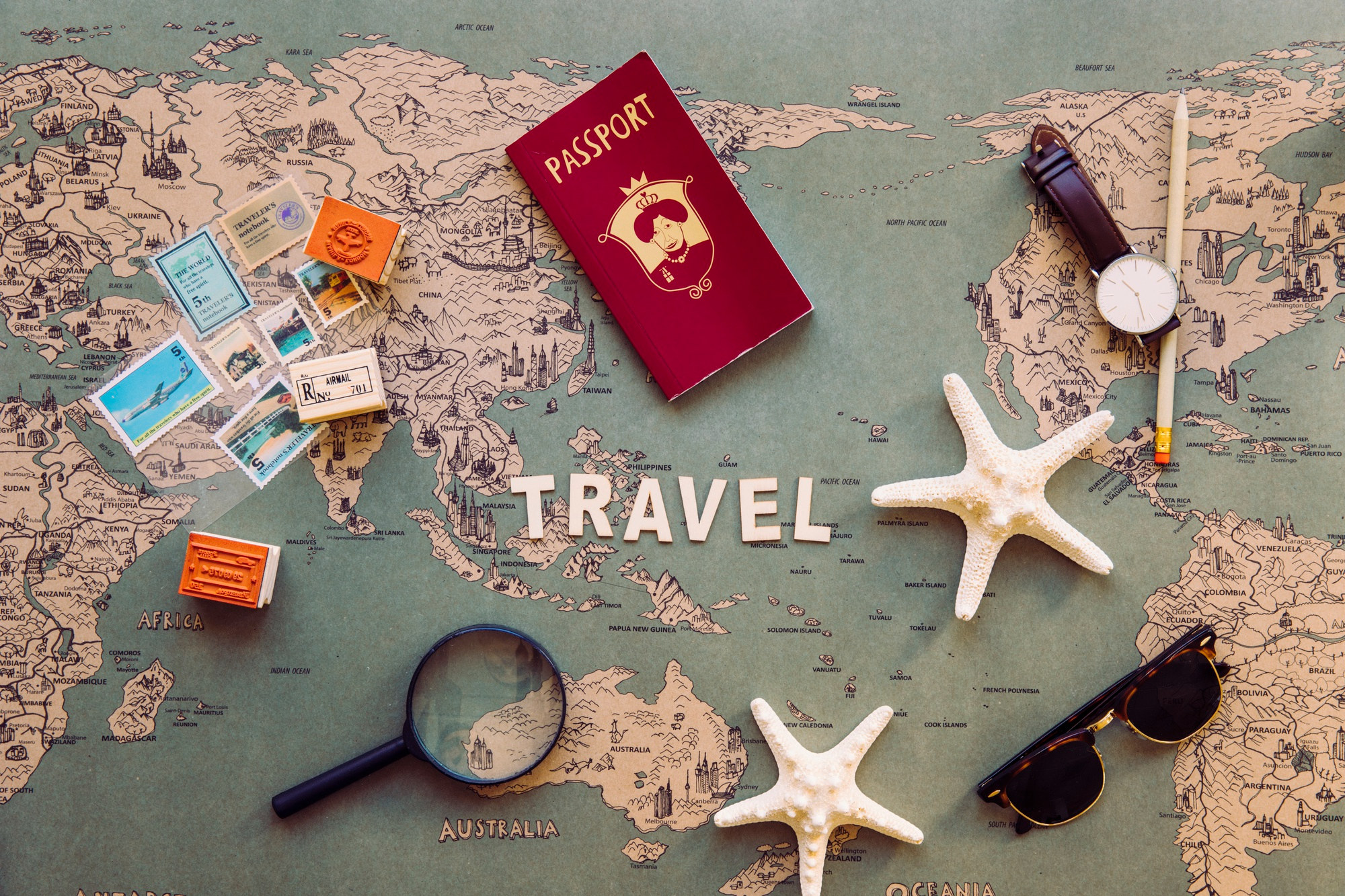 Mapa com passagens e estrela do mar representando intercâmbio e viagens