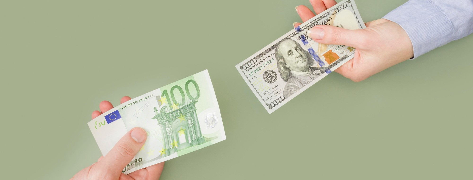 Notas de Euro e Dólar representando intercâmbio na Europa e Austrália